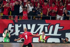 爱游戏中国官网-包含里程碑夜！成都蓉城回应争议；葡超赛前刷纪录；压力陡增；身体对抗强度拉满的词条