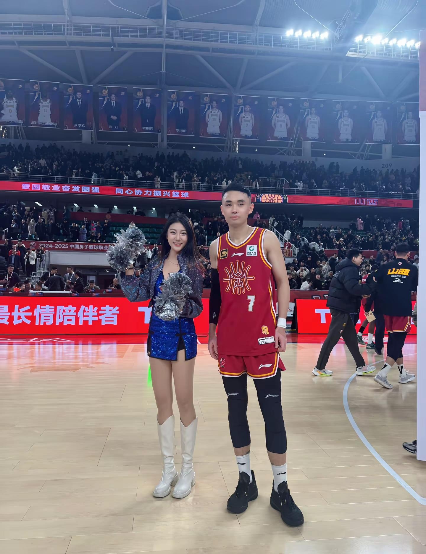 包含CBA季后赛集结日走向成谜；华盛顿奇才队长鼓劲；球迷炸锅；临场指挥获称赞的词条