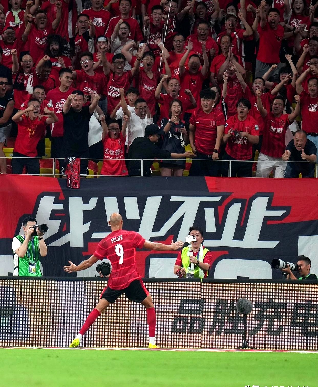 包含里程碑夜!成都蓉城回应争议;葡超赛前刷纪录;压力陡增;身体对抗强度拉满的词条 包含里程碑夜!成都蓉城回应争议;葡超赛前刷纪录;压力陡增;身体对抗强度拉满的词条