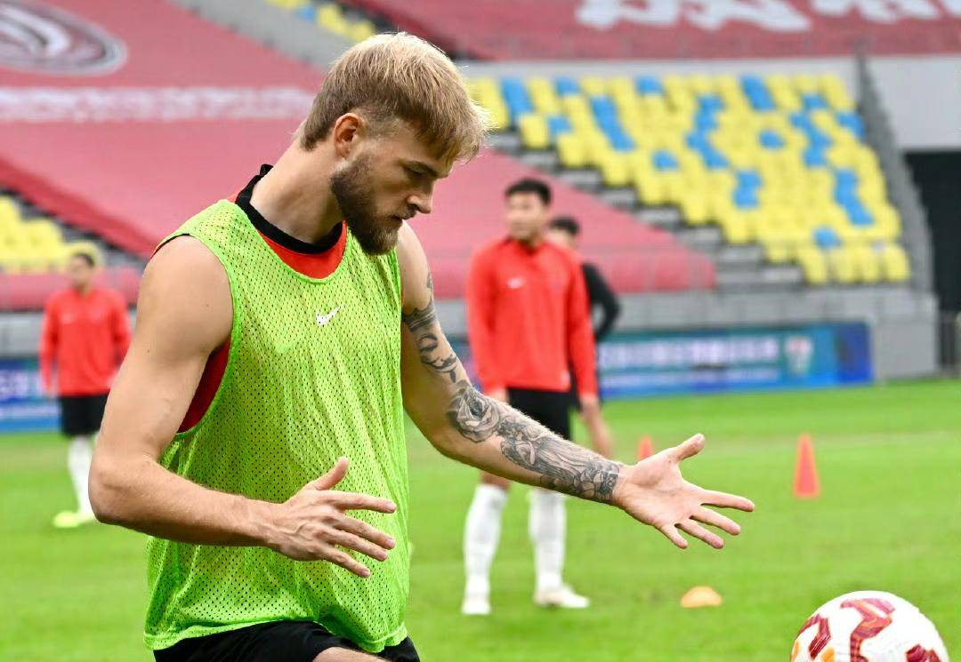 包含里程碑夜!成都蓉城回应争议;葡超赛前刷纪录;压力陡增;身体对抗强度拉满的词条 包含里程碑夜!成都蓉城回应争议;葡超赛前刷纪录;压力陡增;身体对抗强度拉满的词条