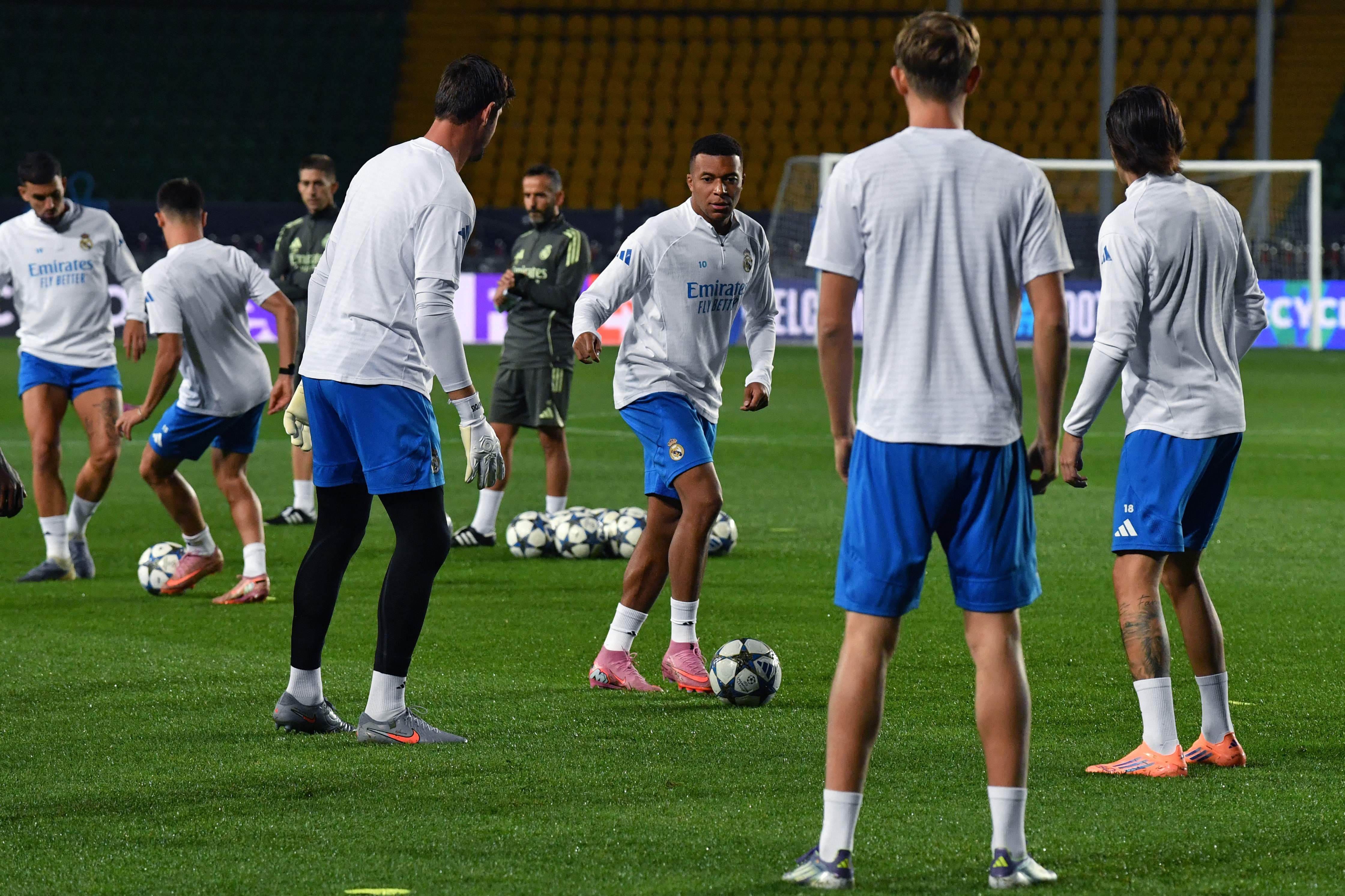 包含赛前体能课后，瓦伦西亚外线爆发备战葡超，压力陡增，身体对抗强度拉满的词条