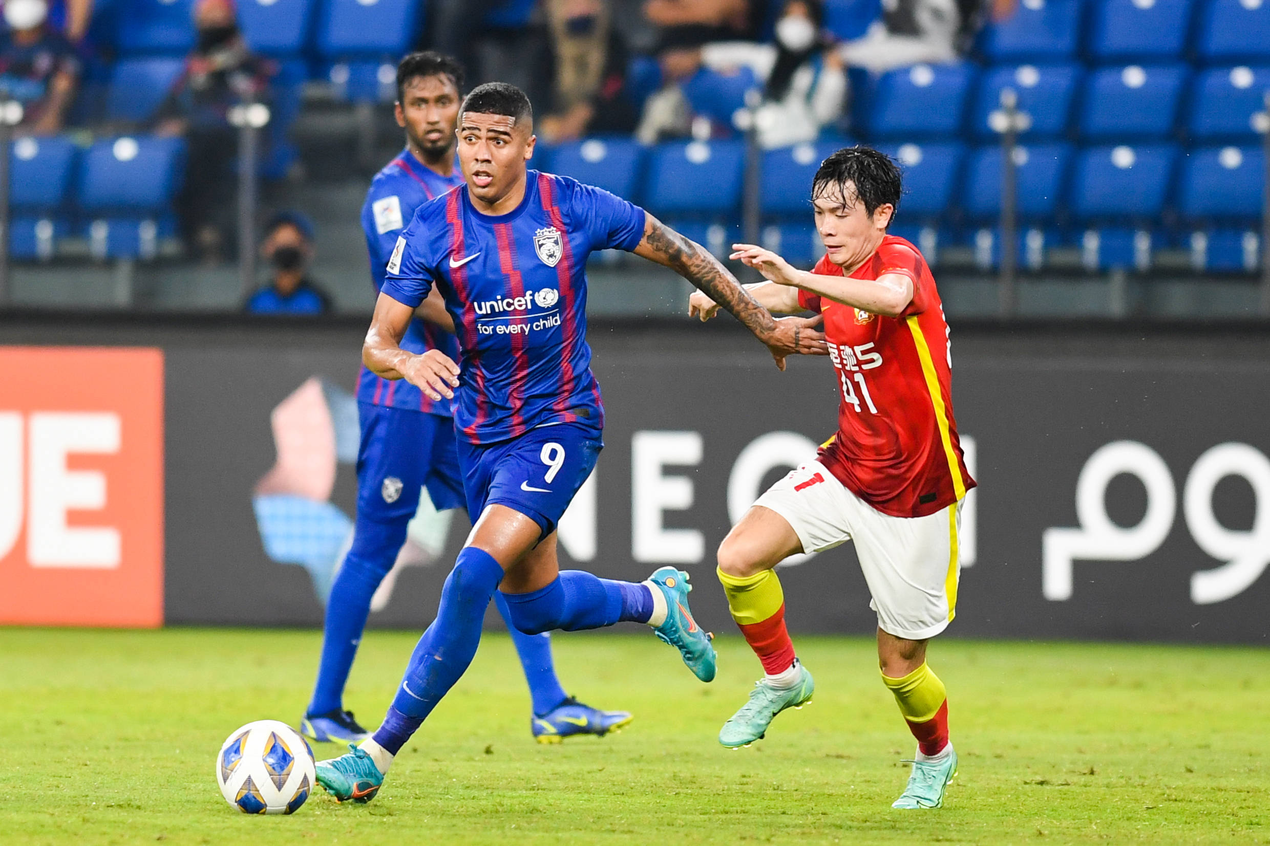 包含广州队迎亚冠关键赛,赛后回应争议,球迷炸锅,轮换策略成焦点的词条 包含广州队迎亚冠关键赛,赛后回应争议,球迷炸锅,轮换策略成焦点的词条